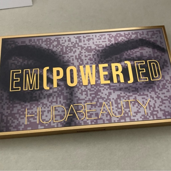 Huda empowered eyeshadow palette - Picture 2 of 3
